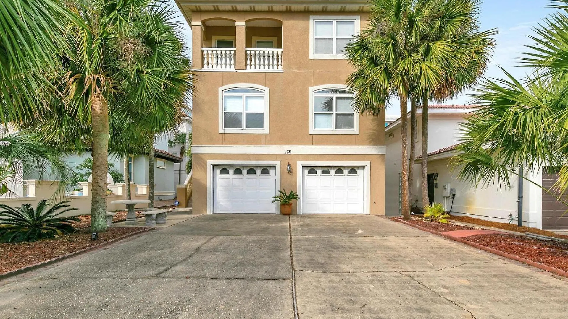 Holiday home The Spyglass A 5 Bed 3 Bath House That Sleeps 14 And Just 67 Steps From The Beach Destin